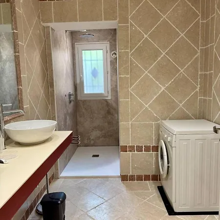 Villa Avec Piscine à Quelques Minutes De La *